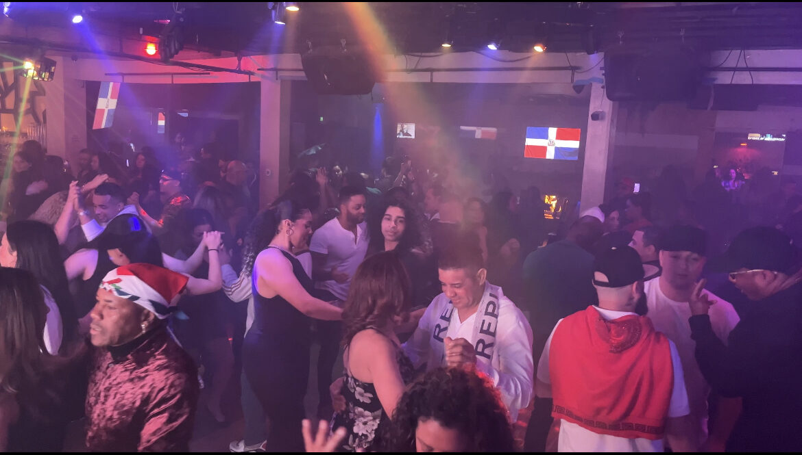 Dominicanos celebran la independencia de su país fuera de casa