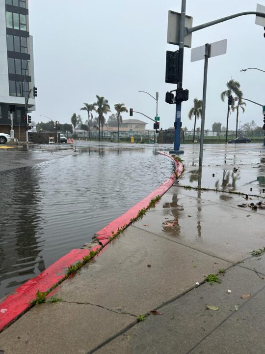 Automovilistas en alerta. Continúan los estragos de las tormentas cerrando calles por inundaciones repentinas.