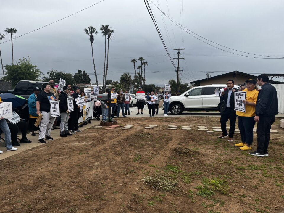 Inquilinos en Imperial Beach protestan en contra de presuntos desalojos injustos 