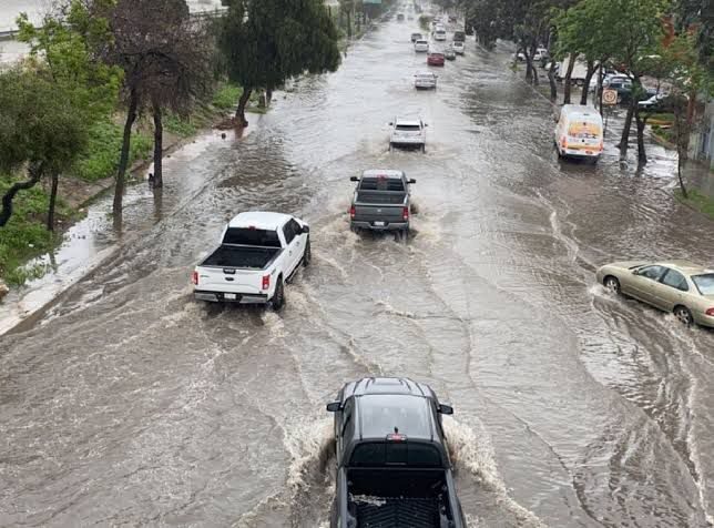 Piden limpieza en vialidades de Tijuana tras fuertes lluvias