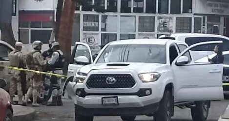 Juez sobrevive a ataque de gatilleros encapuchados mientras dejaba a su hija en el Colegio