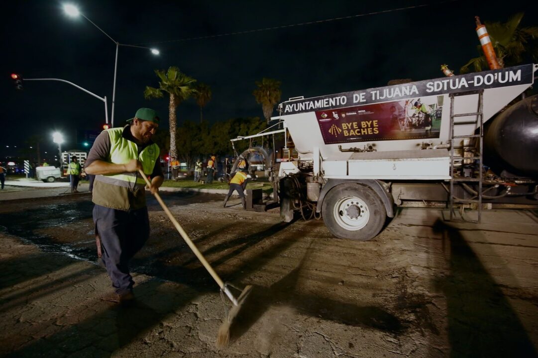 Insólito: El Gobierno de Tijuana, procedió a realizar labores de bacheo en horario nocturno