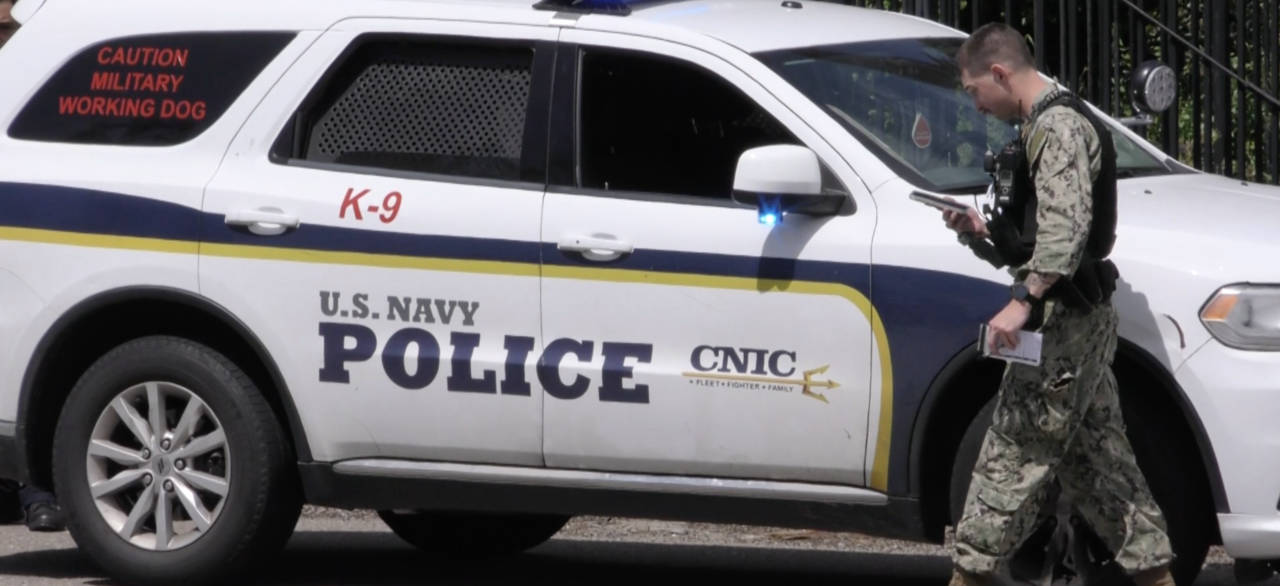 Fuerte presencia policial en el hospital Naval Medical Center, en el parque Balboa