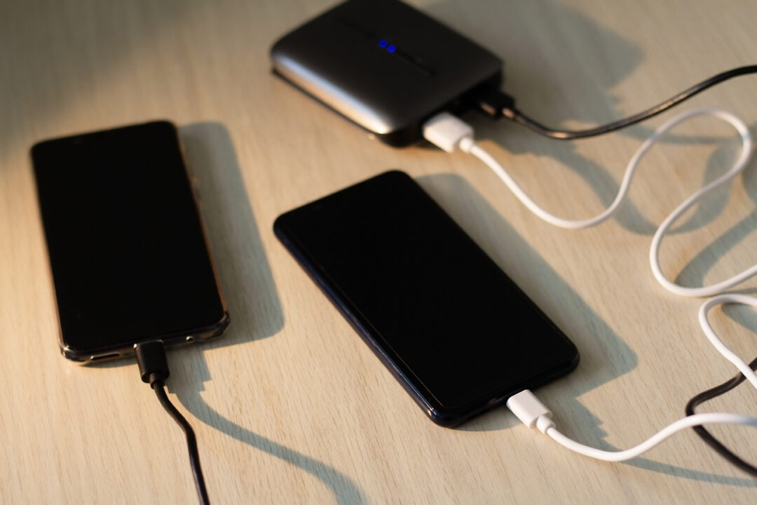 FBI emite una alerta para no usar cargadores públicos de celulares por posible robo de información personal