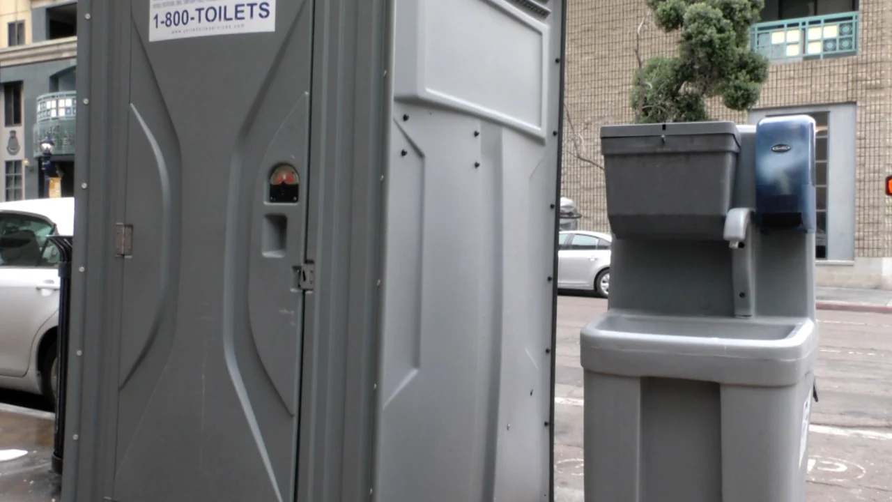 INSTALAN BAÑOS Y LAVAMANOS PORTÁTILES PARA EVITAR OTRO BROTE MORTAL DE HEPATITIS A