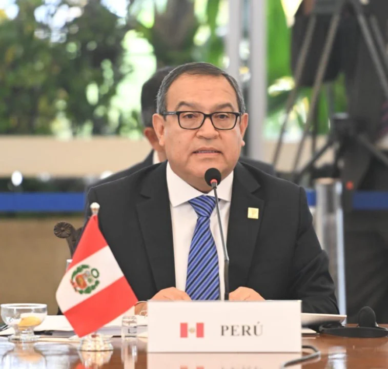 Alberto Otárola le pide a Gustavo Petro que “cese el ataque demagógico”