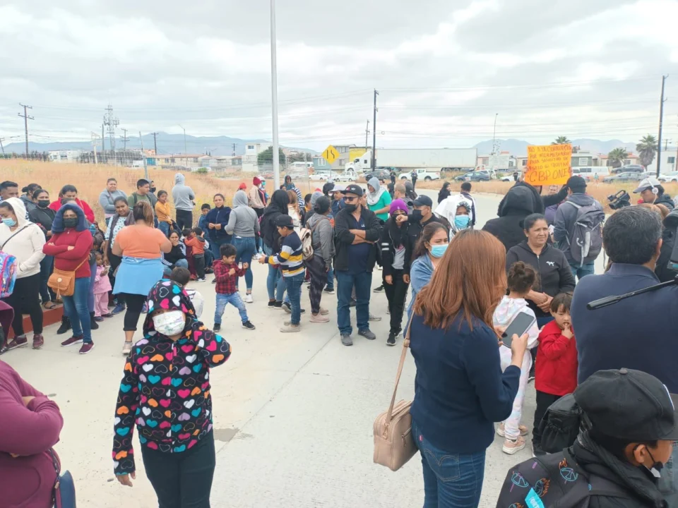 Se manifiestan migrantes en Consulado de EEUU en Tijuana