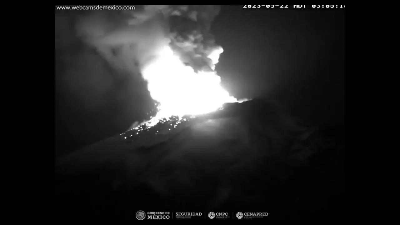 Con altavoces, recomiendan a la población no salir de casa ante la caída de ceniza por actividad en el Popocatépetl
