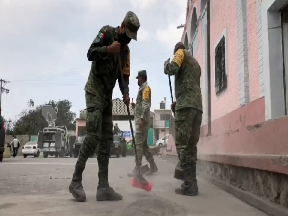 Médicos del Ejército Mexicano atienden a población debido a las molestias por ceniza del Popocatépetl