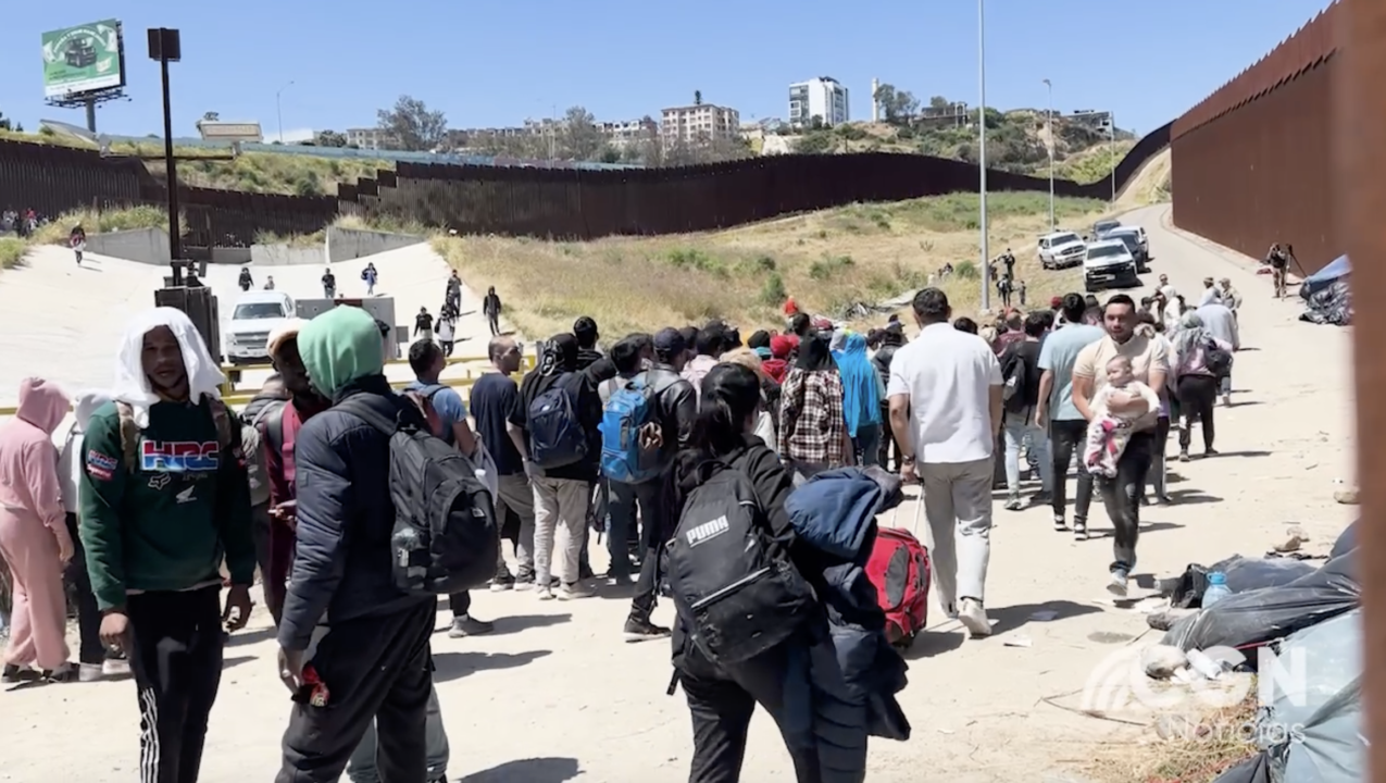 Cientos de migrantes duermen al pie del muro fronterizo