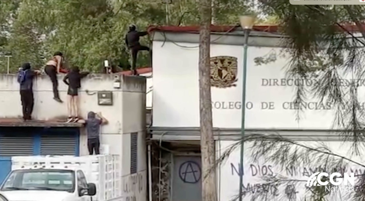 Encapuchados toman instalaciones de la UNAM