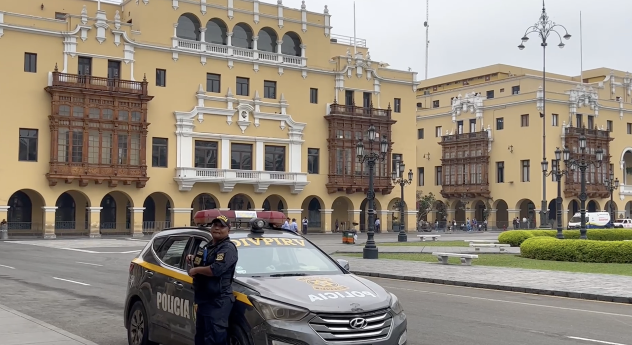 Cierre temporal de la Plaza de Armas en Lima,  Perú ante tensiones políticas