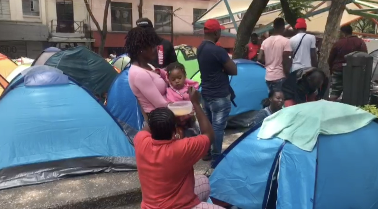 Migrantes de Haití instalaron campamento en plaza pública de la CDMX