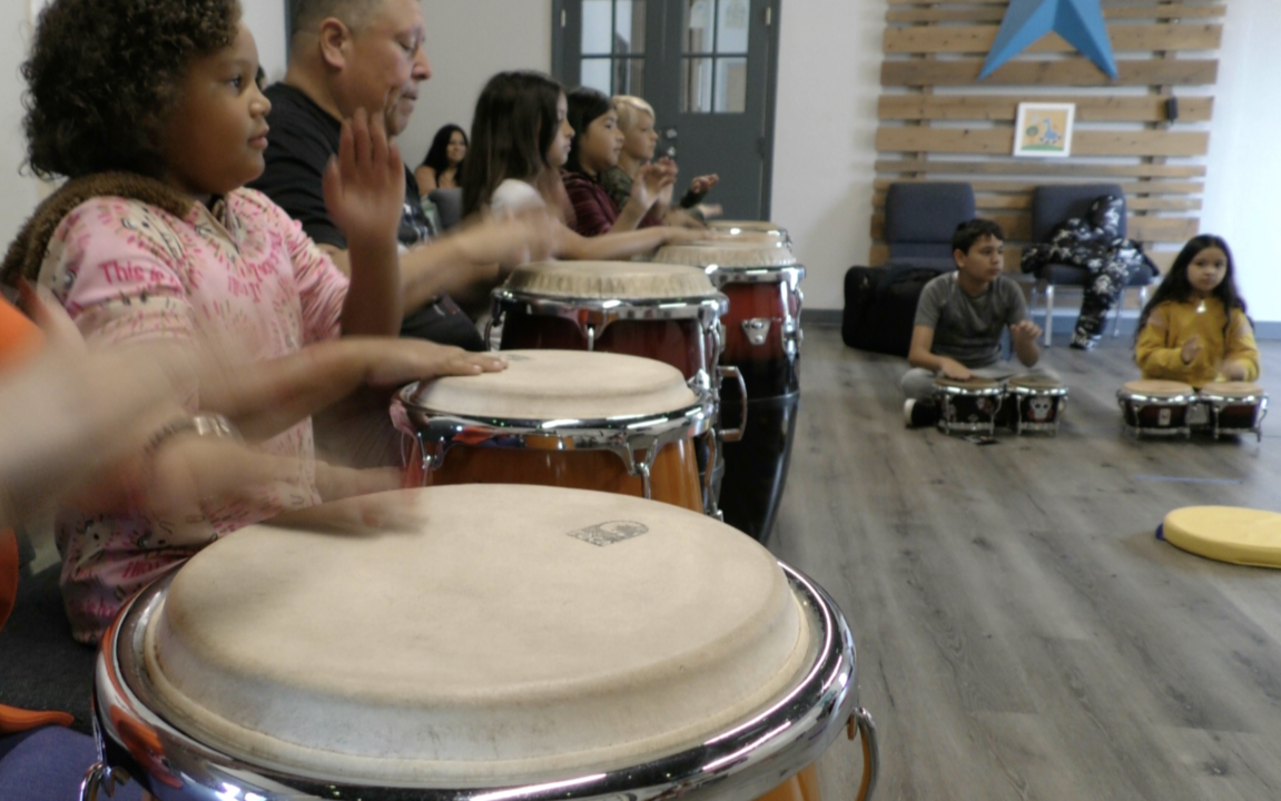 Melodias de cambio: Ritmos de esperanza para niños desamparados