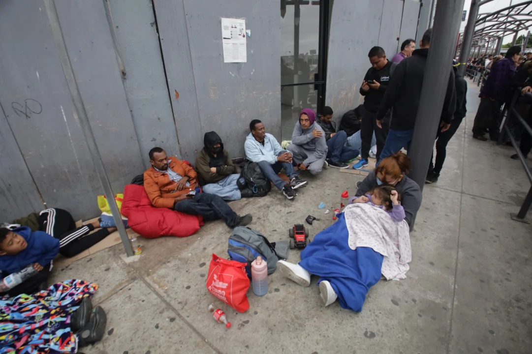 Migrantes inician campamento en garita de San Ysidro