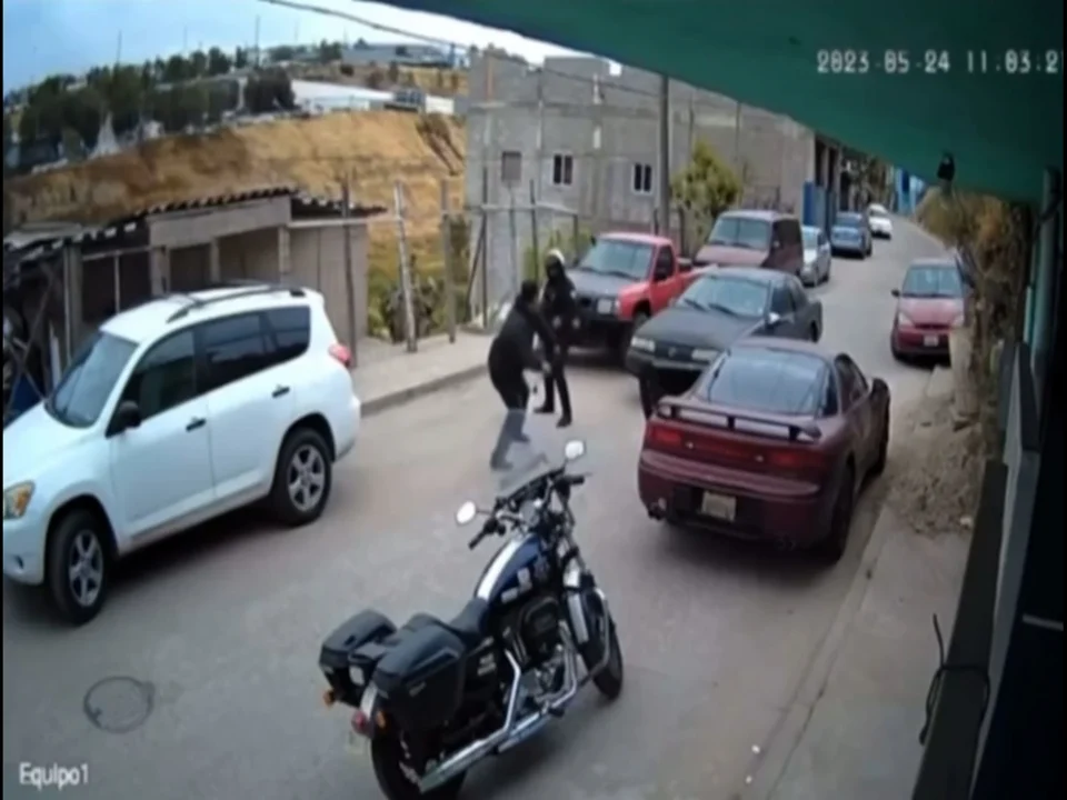 Pleito entre automovilista y policía en Tijuana es videograbado