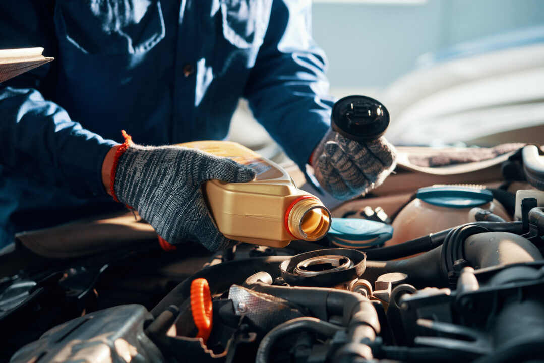 ¿Cómo revisar el nivel de aceite del motor?