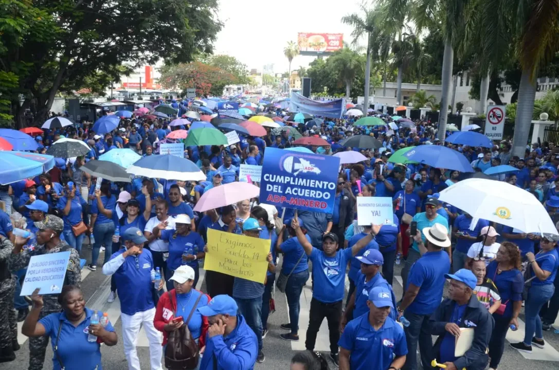 Maestros  protestan frente al Ministerio de Educación por reajuste salarial para activos y pensionados 