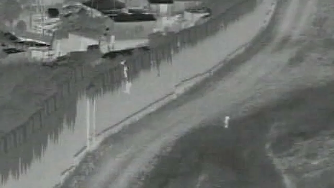 VIDEO MUESTRA EL MOMENTO EN QUE UN NIÑO DE 4 AÑOS ES LANZADO HACIA ESTADOS UNIDOS, DESDE LO MÁS ALTO DEL CERCO FRONTERIZO.