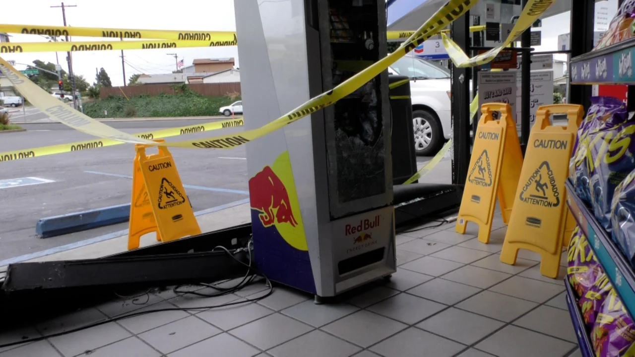 LADRONES SAQUEAN CAJERO AUTOMÁTICO EN GASOLINERA