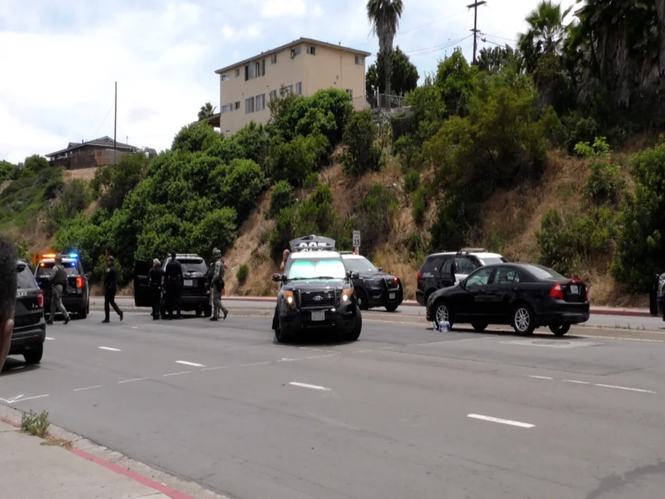 UN POLICÍA INVESTIGANDO EL ROBO DE UN AUTO, TERMINA HERIDO DE BALA