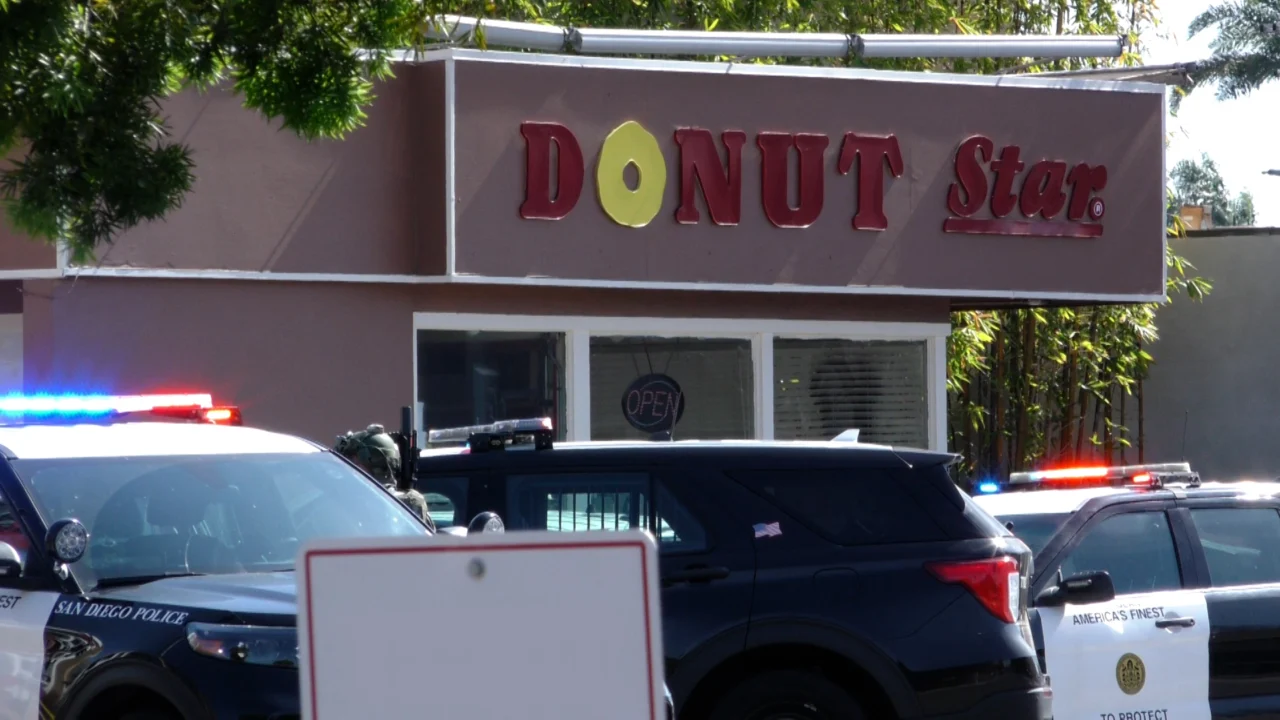 UN HOMBRE POSIBLEMENTE ARMADO SE REHÚSA A SALIR DE LA CAFETERÍA