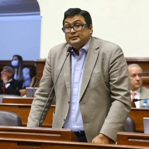 CONGRESO APRUEBA PROYECTO QUE AUTORIZA A DENTISTAS A REALIZAR CIRUGÍAS FACIALES CON FINES ESTÉTICOS