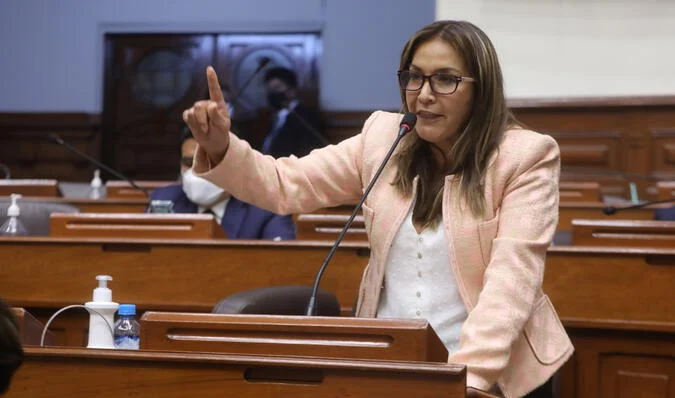 Congreso blinda a parlamentaria acusada de recortar sueldos a sus trabajadores