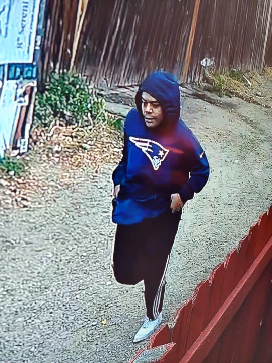 ES EL PRINCIPAL SOSPECHOSO DE APUÑALAR A MUERTE A UNA MUJER EN UN PARQUE.