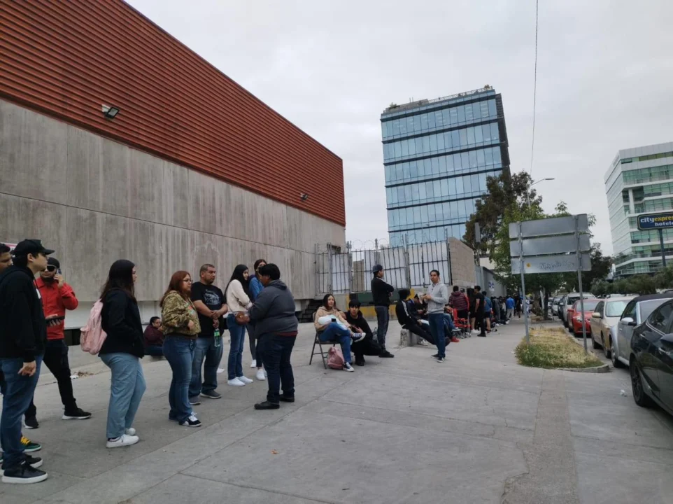 HACEN LARGA FILA PARA CONCIERTO DE NATANAEL CANO