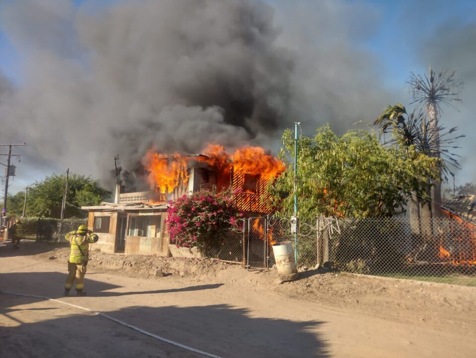 HOMBRE INCENDIA TRES CASAS Y ATACA POLICÍA