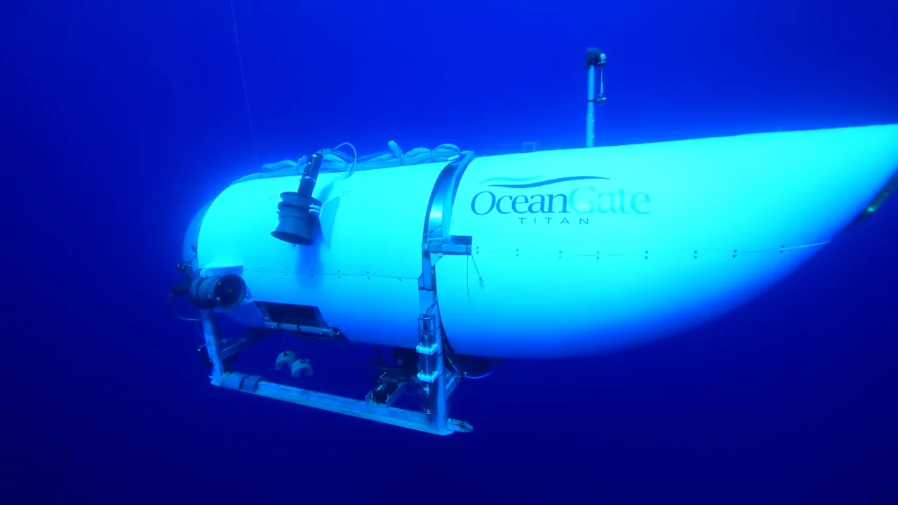 TURISTAS RUMBO AL TITANIC, DESAPARECEN EN EL OCÉANO ATLÁNTICO