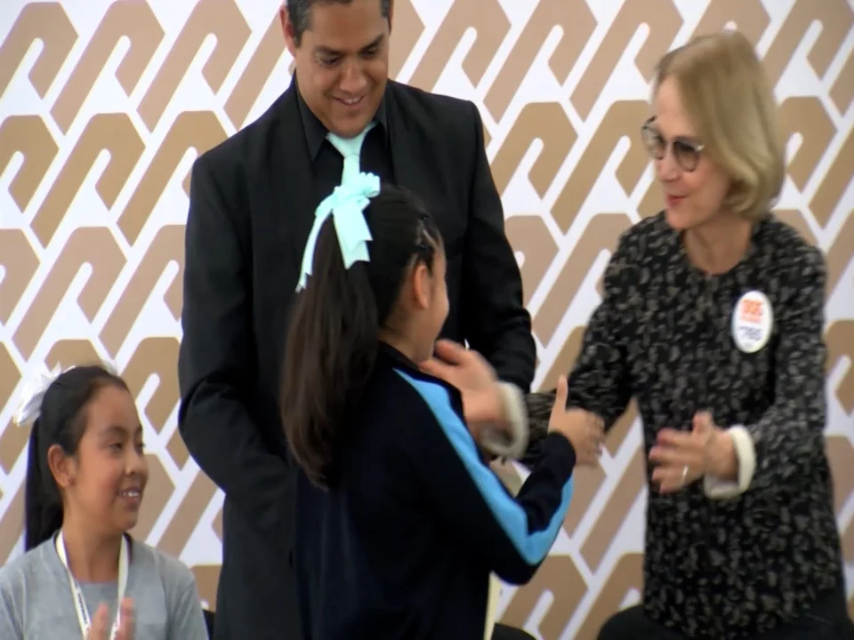 Terminaron las clases, los pequeños dicen adiós a sus compañeros, escuela y maestros 