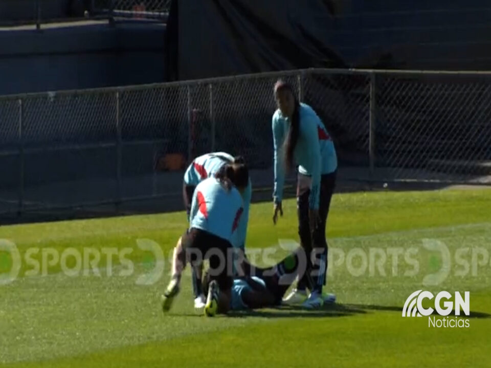EN PLENO CAMPO, LINDA CAICEDO SUFRE AFECTACIÓN EN EL PECHO