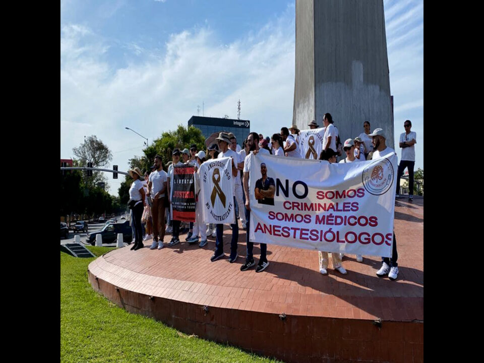 ANESTESIÓLOGOS SE MANIFIESTAN EN TIJUANA
