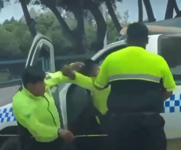 CAPTAN A AGENTES DE TRÁNSITO EN PLENA RIÑA