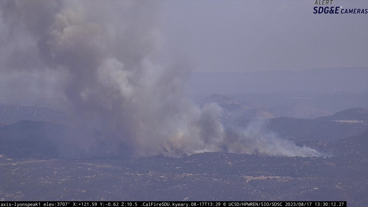 Incendio en San Diego avanza con rapidez