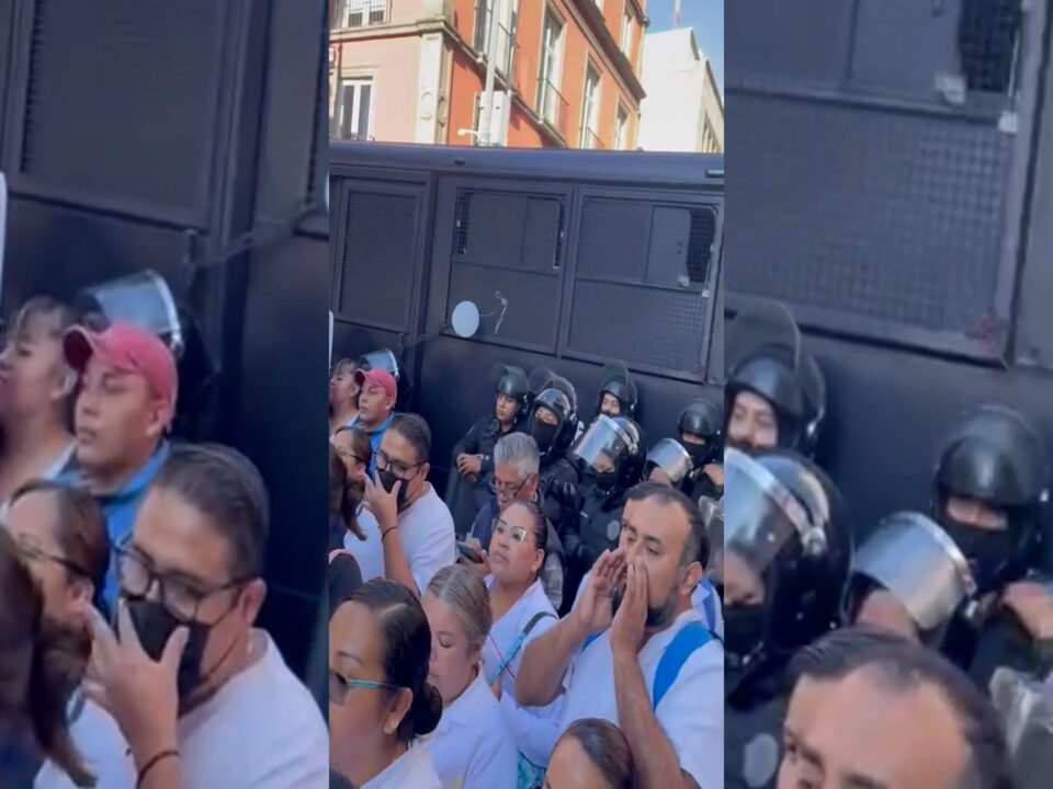 PERSONAL MÉDICO Y POLICÍAS SE ENFRENTAN EN EL ZÓCALO DE LA CDMX