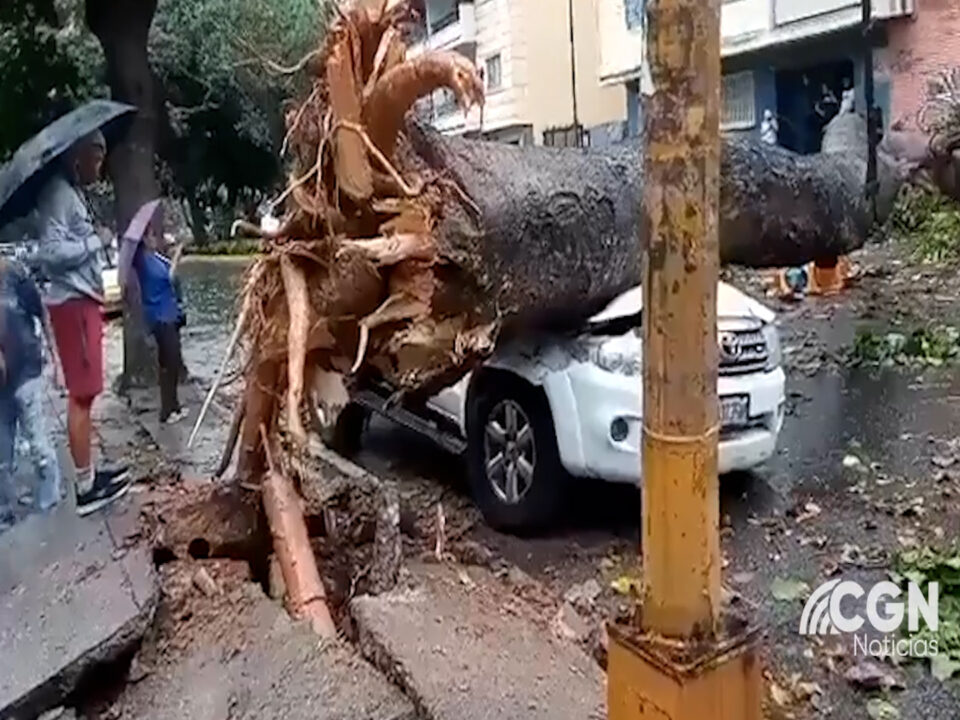 FUERTES LLUVIAS DEJARON UN MUERTO Y DESTRUYEN PARTES DE LA CAPITAL VENEZOLANA