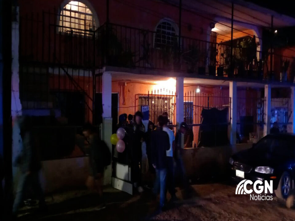 Clausuraron fiesta clandestina con 200 menores de edad