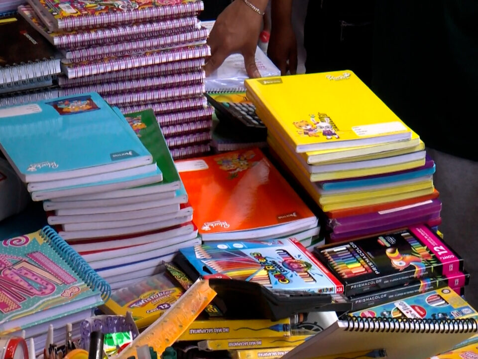 Regreso a clases. Con lista en mano, familias buscan los mejores precios