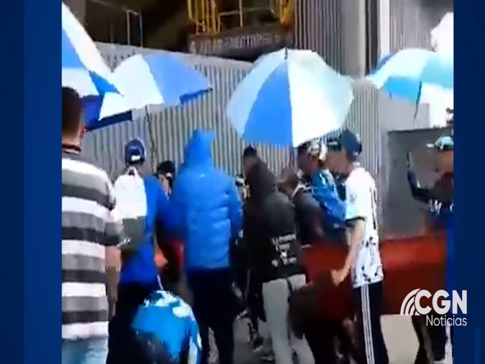 Hinchas llevan ataúd con todo y muerto a partido de fútbol