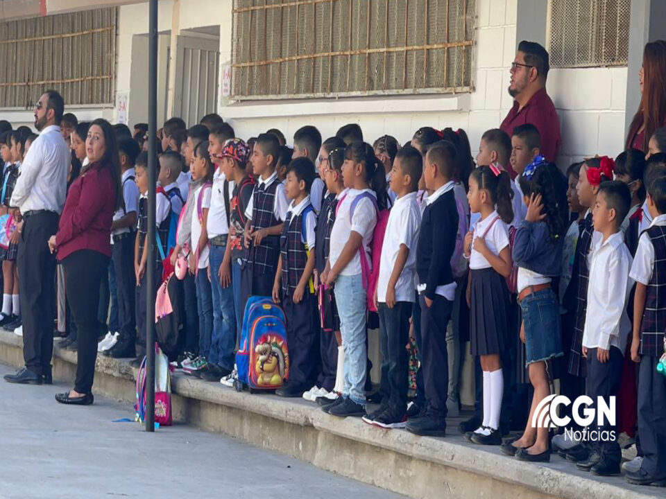 Inicia ciclo escolar pese a rechazo de libros en BC