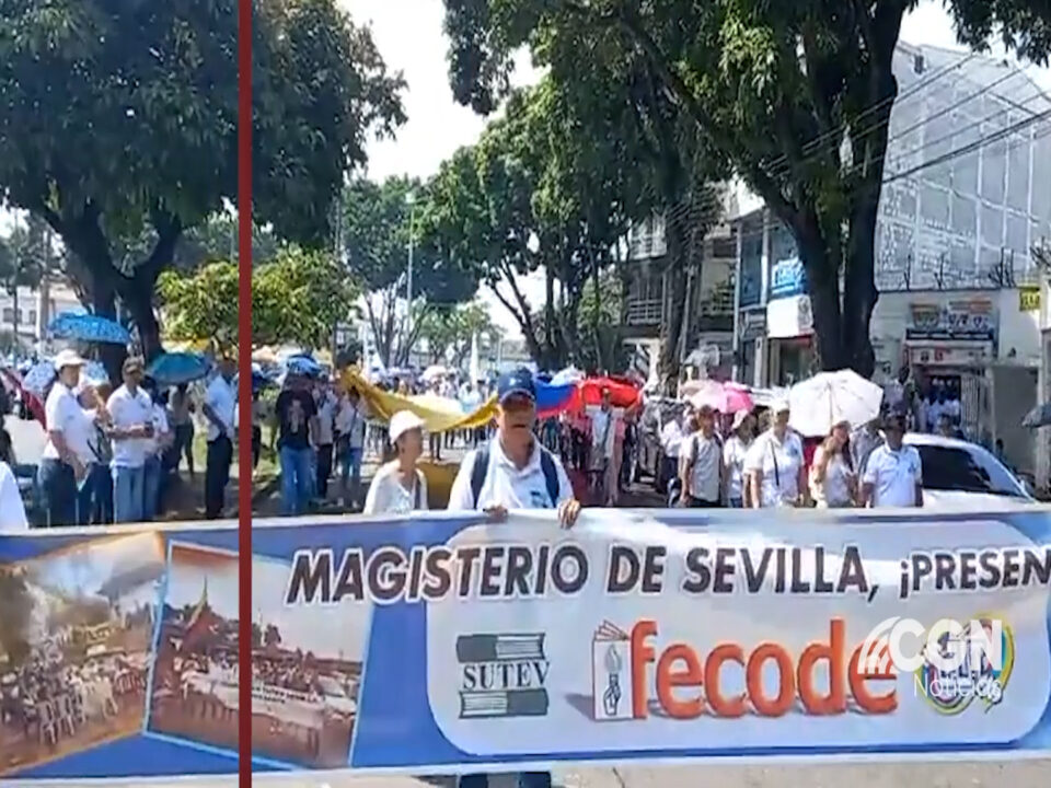 Marchan maestros por mejores servicios de salud 