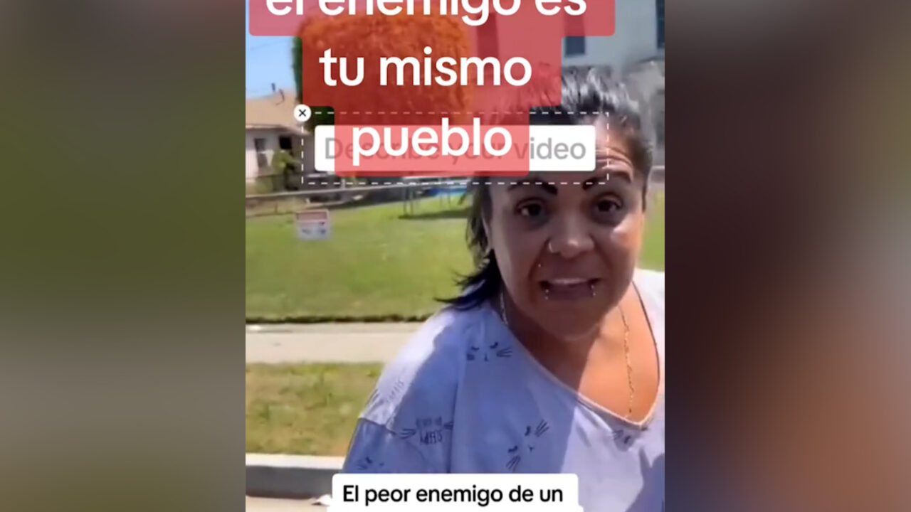 Latina captada acosando a vendedor de tamales:  ¡Y toda la comunidad va y la confronta a su casa! Aquí el video.