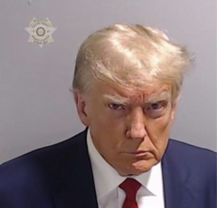 Trump se entrega a prisión y es fichado