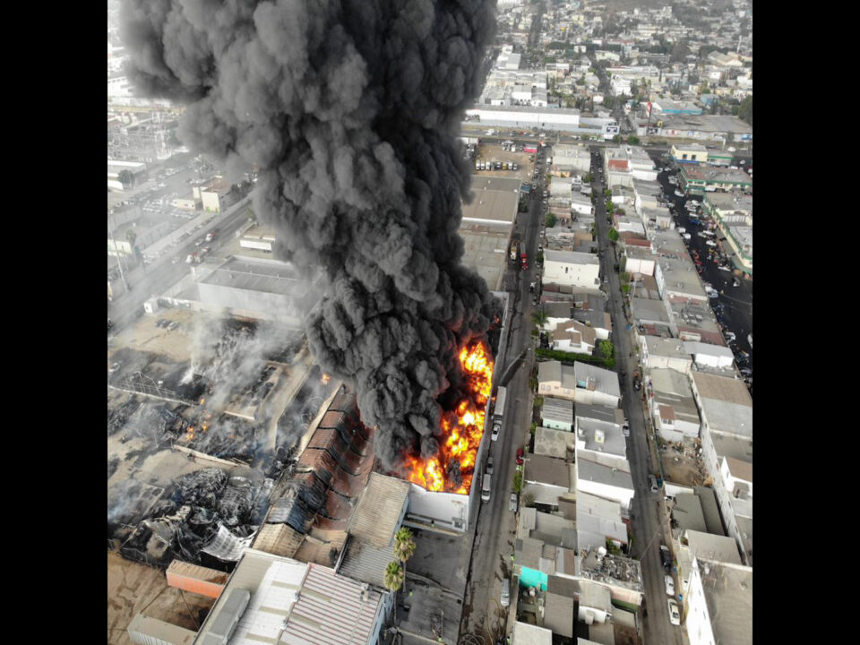 EVACUAN A 54 PERSONAS TRAS INCENDIO EN TIJUANA