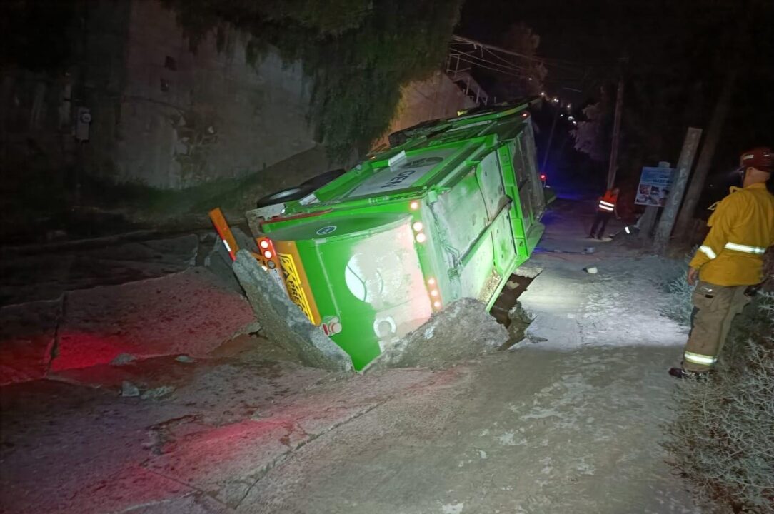 Camión de basura cayó en tremendo socavón en Tijuana