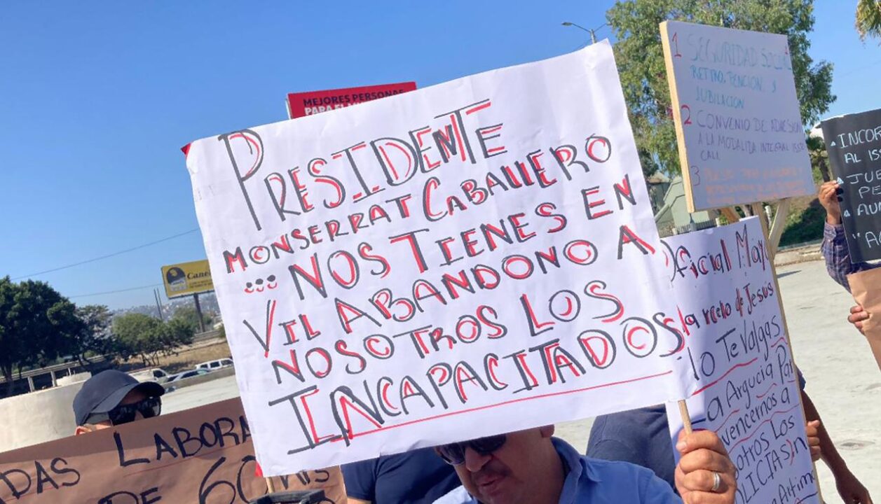 Policías de Tijuana se manifiestan por sueldos bajos