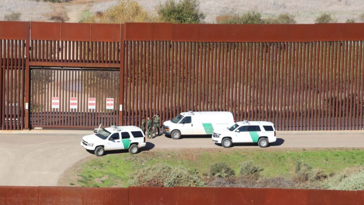 9 migrantes hospitalizados al caer del cerco fronterizo entre Tijuana y San Diego